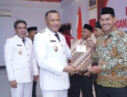 Wali Kota dan Wawali Serahkan Akta Pendirian KMP ke 89 Kelurahan Desa 