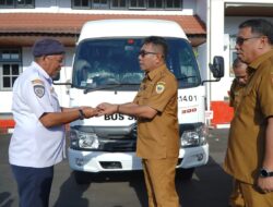 Pimpin Apel Gabungan, Wawali Tekankan Disiplin Pegawai dan Serahkan Kembali Bantuan 1 Unit Bus Sekolah 