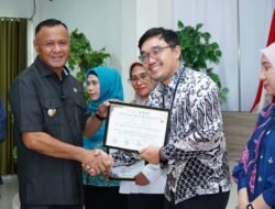 Dukung Kualitas Hidup Lansia, Pemimpin BRI Soasio Hadiri Wisuda Sekolah Lansia Pelangi Senja Tidore