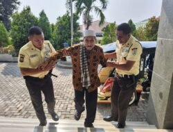 Aksi Humanis Satpam BRI Cabang Soasio Bantu Nasabah Bertransaksi 