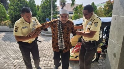 Aksi Humanis Satpam BRI Cabang Soasio Bantu Nasabah Bertransaksi 